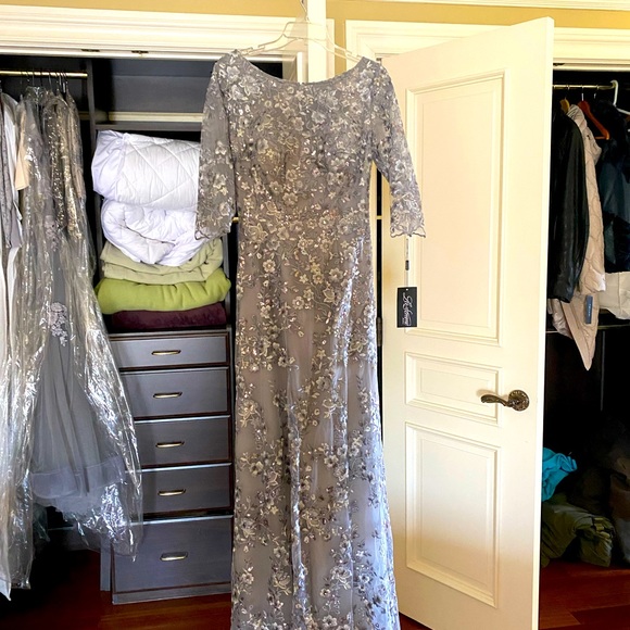 Silver gown - Picture 1 of 4